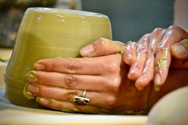 céramique Tournage mse en forme du bloc de terre - poterie - Atap Aubagne